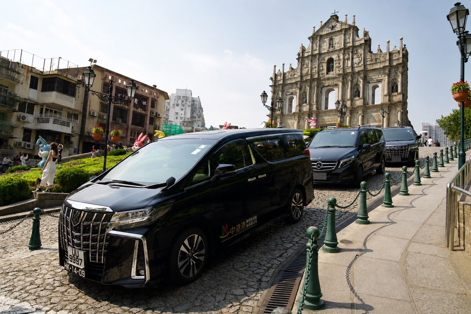美佳旅遊車隊在澳門大三巴附近